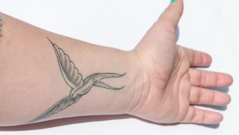 Handgelenk bedeutung tattoo schwalben Tattoo schlucken