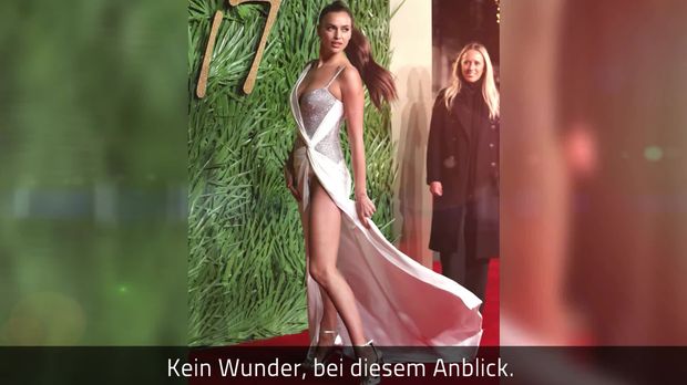 Unterm minikleid nackt Junge Frau