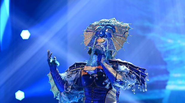 The Masked Singer Switzerland Video Herzzerreissend Performt Der Seegott Prosieben