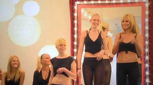 Germany S Next Topmodel Video Laufstegtraining Mit Heidi Prosieben