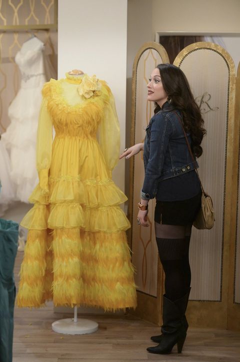 Max (Kat Dennings) mag ihren Augen nicht trauen, als sie sieht, welches Kleid sie als Brutjungfer anziehen soll ... - Bildquelle: Warner Bros. Television
