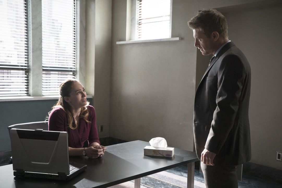 Hat Nina (Atlin Mitchell, l.) wirklich etwas mit dem Diebstahl in einer Bank zu tun? Eddie (Rick Cosnett, r.) glaubt, stichfeste Beweise zu haben ... - Bildquelle: Warner Brothers.