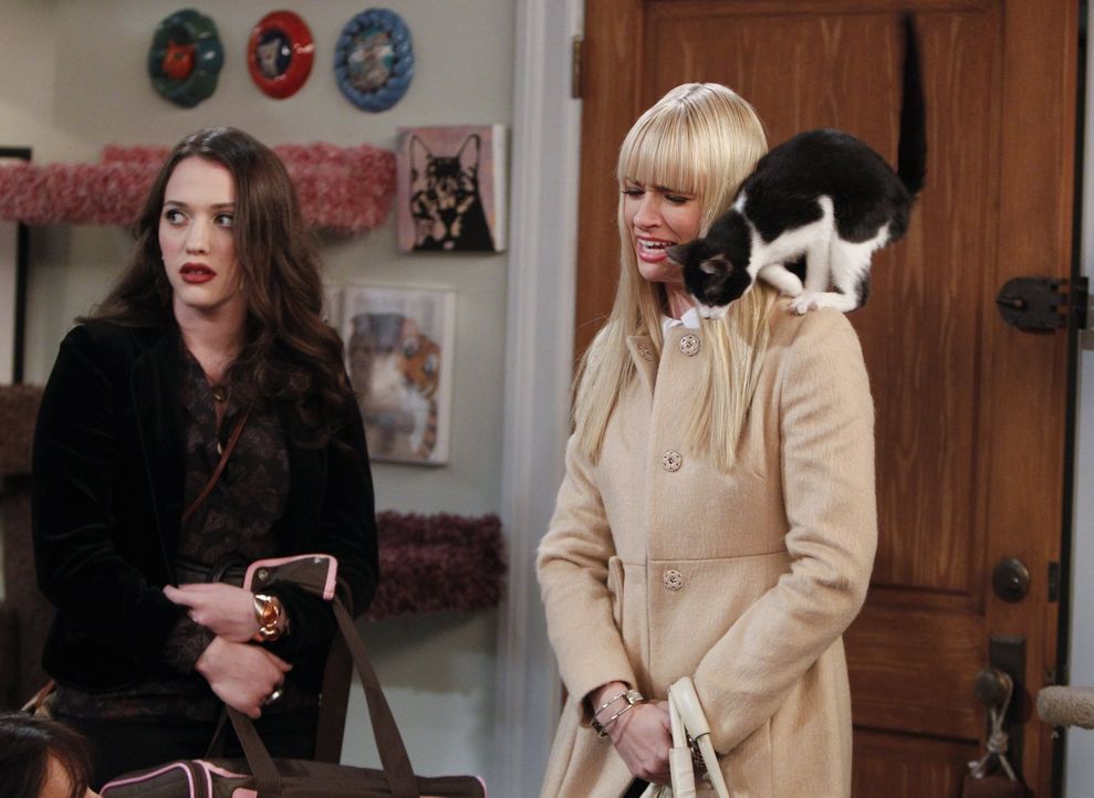 Als Max (Kat Dennings, l.) sich in eine streunende Katze verliebt, versucht Caroline (Beth Behrs, r.) alles, um ihr auszureden, die Katze zu behalte... - Bildquelle: Warner Brothers