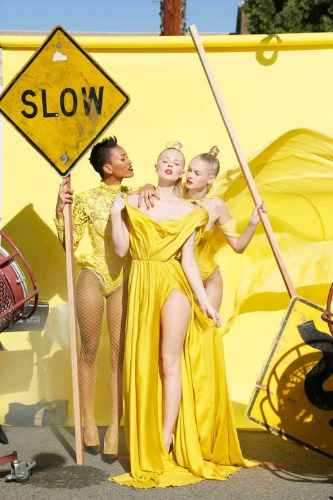 GNTM-Stf10-Epi05-CosmoShooting-10-Sandy-Darya-Erica-ProSieben-Richard-Huebner - Bildquelle: ProSieben/ Richard Huebner