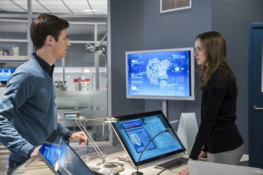 Barry (Grant Gustin, l.) arbeitet mit dem Team von S.T.A.R. Labs zusammen, um Kyle Nimbus aka The Mist zu fangen. Dieser ist ein gefährlicher Meta-M... - Bildquelle: Warner Brothers.