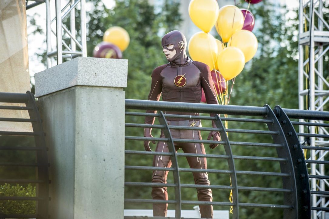 Gelingt es Iris, Barry alias The Flash (Grant Gustin) davon zu überzeugen, sich beim Fest zu Ehren des Retters von Central City blicken zu lassen? - Bildquelle: 2015 Warner Brothers.