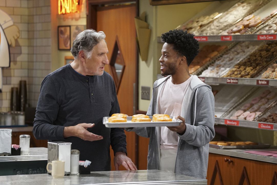 Arthur (Judd Hirsch, l.) wird sauer, als Franco (Jermaine Fowler, r.) ohne sein Einverständnis einfach eigene Donut-Kreationen anbietet und als dies... - Bildquelle: Monty Brinton 2016 CBS Broadcasting, Inc. All Rights Reserved.