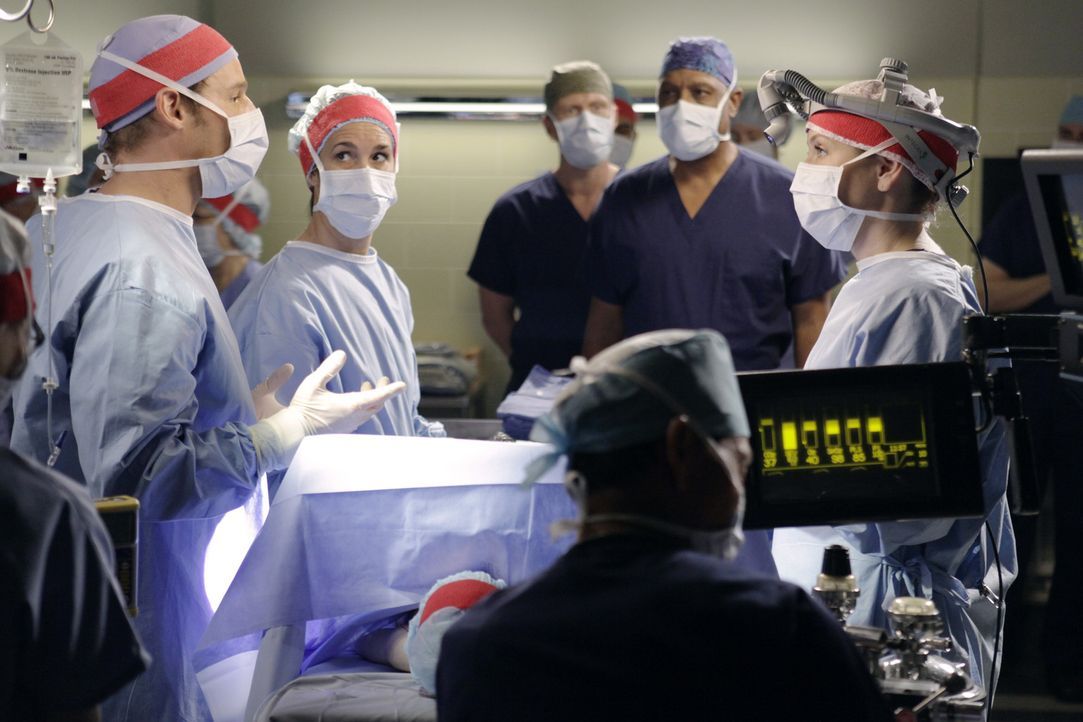 Bereiten sich auf die große Operation, der Trennung von Siamesischen Zwillingen vor: Alex (Justin Chambers, l.), Owen (Kevin McKidd, hinten), Webbe... - Bildquelle: ABC Studios