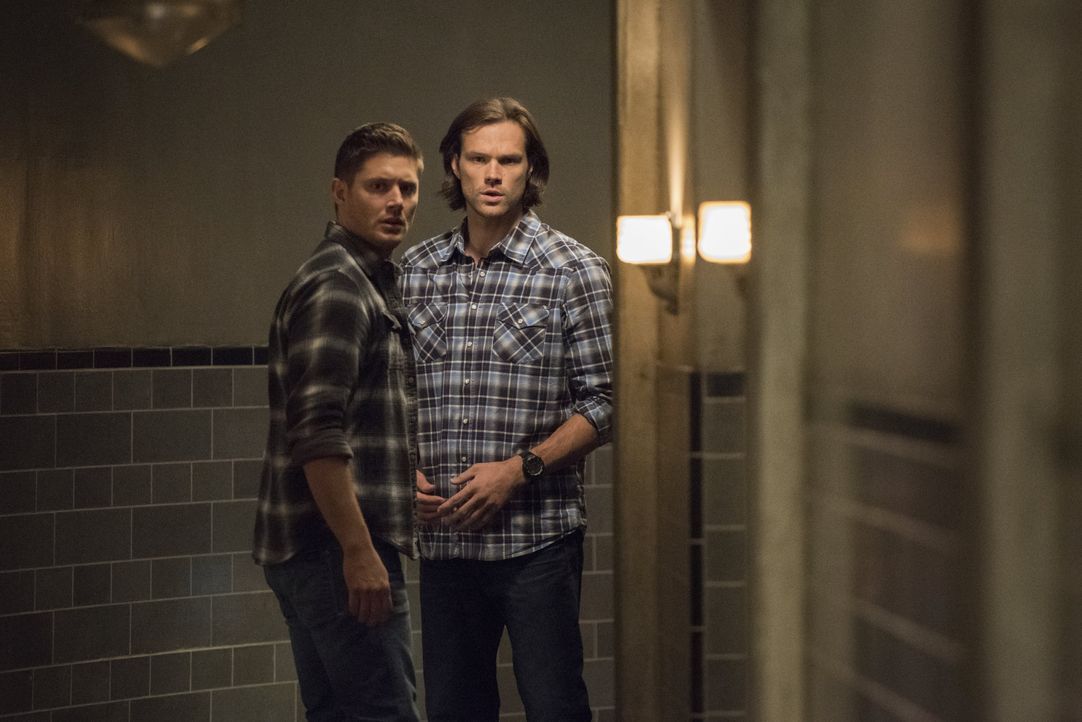 Ein ungewöhnlicher Mordfall erweckt Dean (Jensen Ackles, l.) und Sams (Jared Padalecki, r.) Aufmerksamkeit, vor allem, als sie feststellen, dass der... - Bildquelle: 2016 Warner Brothers