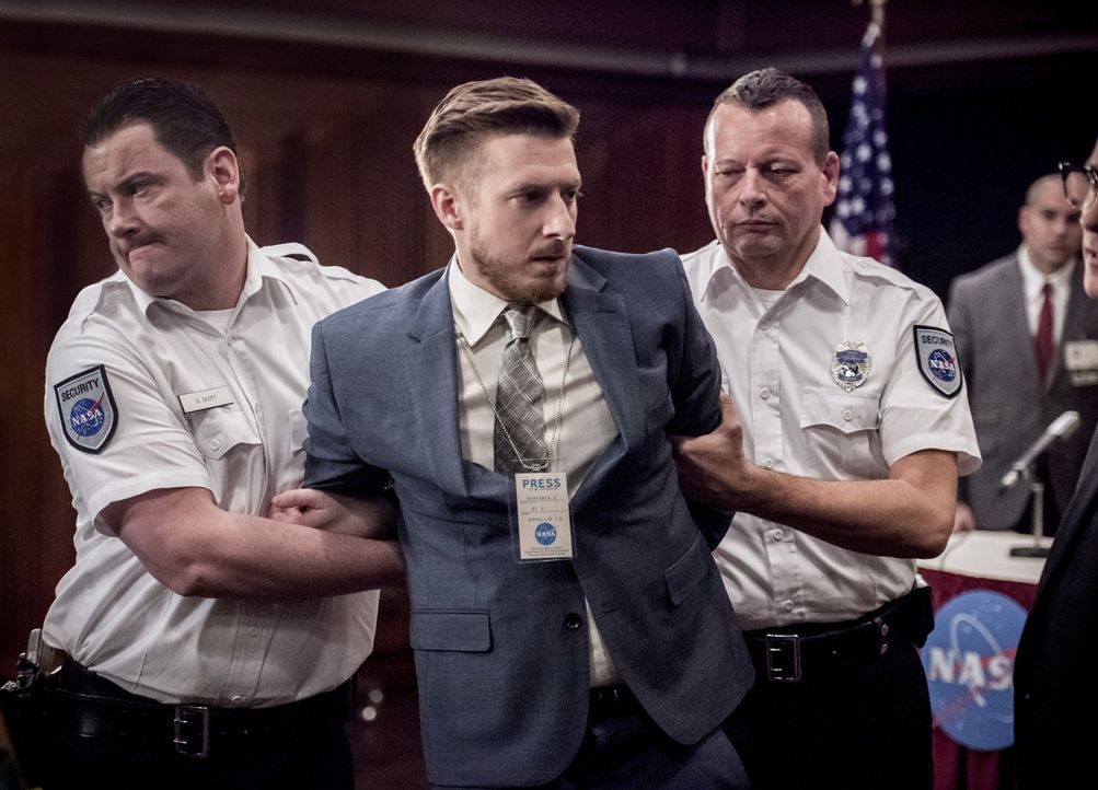 So hatte sich Rip (Arthur Darvill, M.) das Wiedersehen mit dem letzten verbleibenden Beschützer des Fragments des Speeres nicht vorgestellt ... - Bildquelle: Warner Brothers