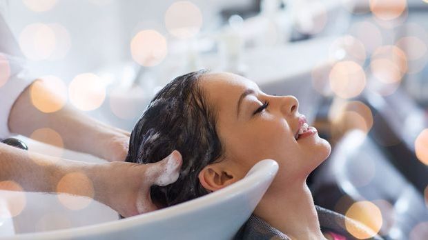 Mit der richtigen Haarpflege-Routine kannst du Haarausfall vorbeugen – wir ha...
