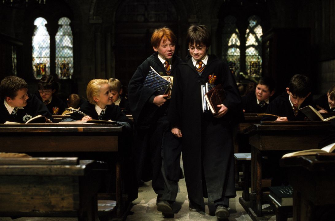 Werden schnell zu besten Freunden: Harry Potter (Daniel Radcliffe, r.) und Ron Weasley (Rupert Grint, l.) ... - Bildquelle: Warner Bros. Pictures