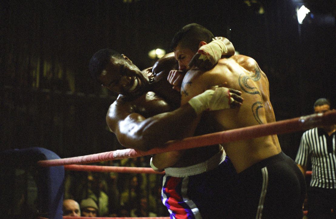 George Chambers (Michael Jai White, l.) wird im Gefängnis gezwungen an Knastboxkämpfen teilzunehmen. Nachdem er ungerechtfertigt einen Kampf verli... - Bildquelle: Nu Image Films