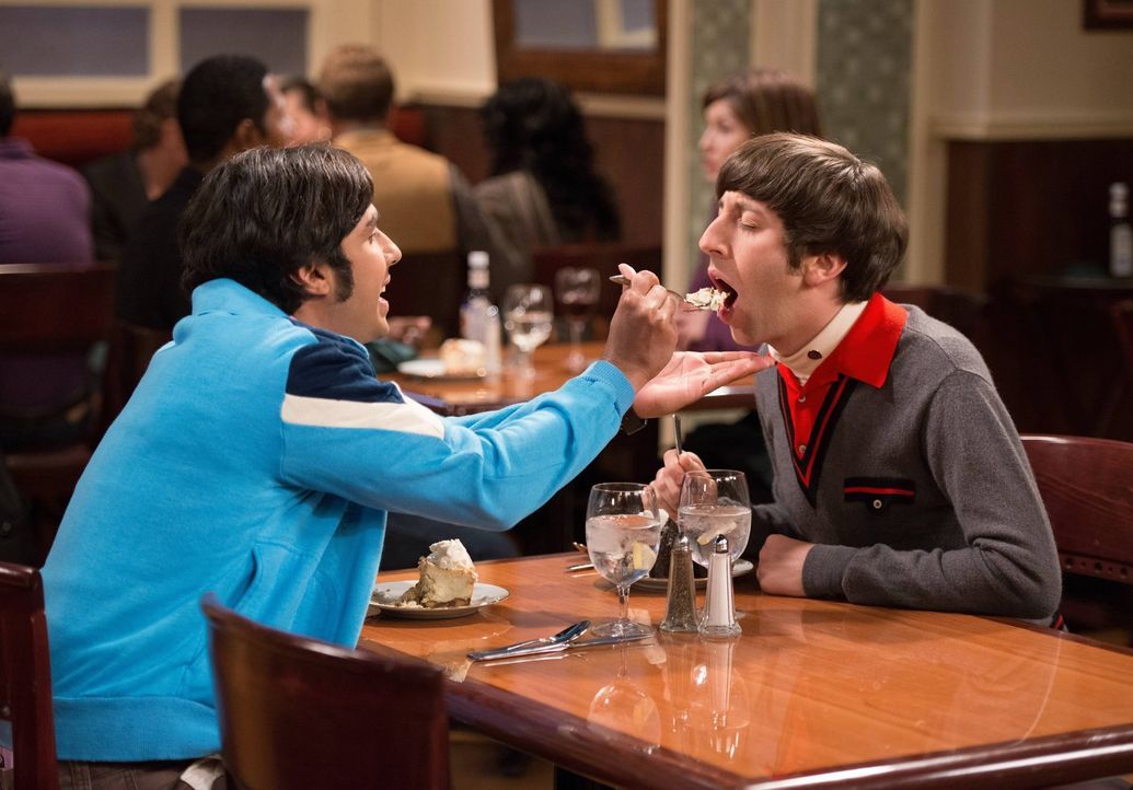 Howard (Simon Helberg, l.) und Raj (Kunal Nayyar, r.) überlegen, was aus ihnen geworden wäre - wenn sie Sheldon nicht getroffen hätten ... - Bildquelle: Warner Bros. Television
