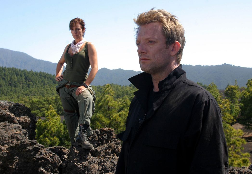 Nachdem drei Menschen und ein Löwe verschwunden sind, erscheint Helen (Juliet Aubrey, l.) und warnt Cutter (Douglas Henshall, r.) und seine Leute v... - Bildquelle: ITV Plc