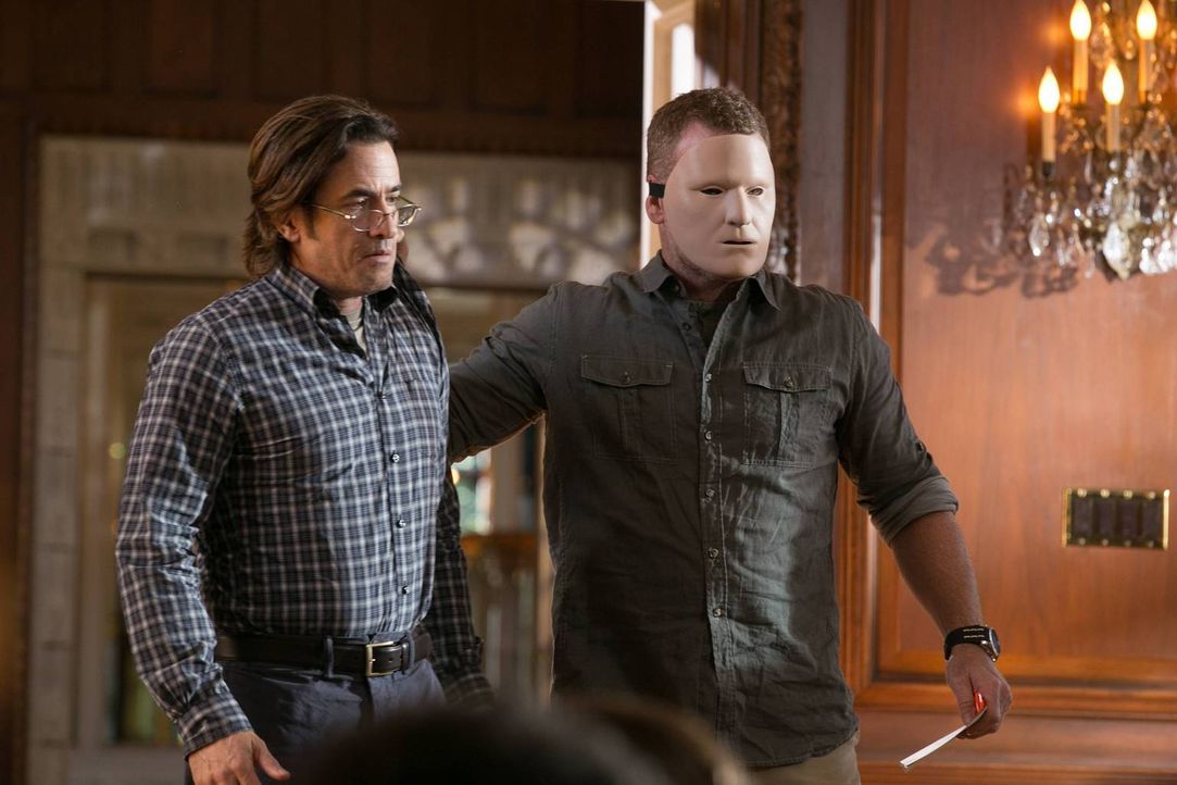 Francis Gibson (Dermot Mulroney, l.) nimmt Kontakt mit seiner Frau auf, um seinen Rachefeldzug weiter fortzusetzen ... - Bildquelle: 2013-2014 NBC Universal Media, LLC. All rights reserved.