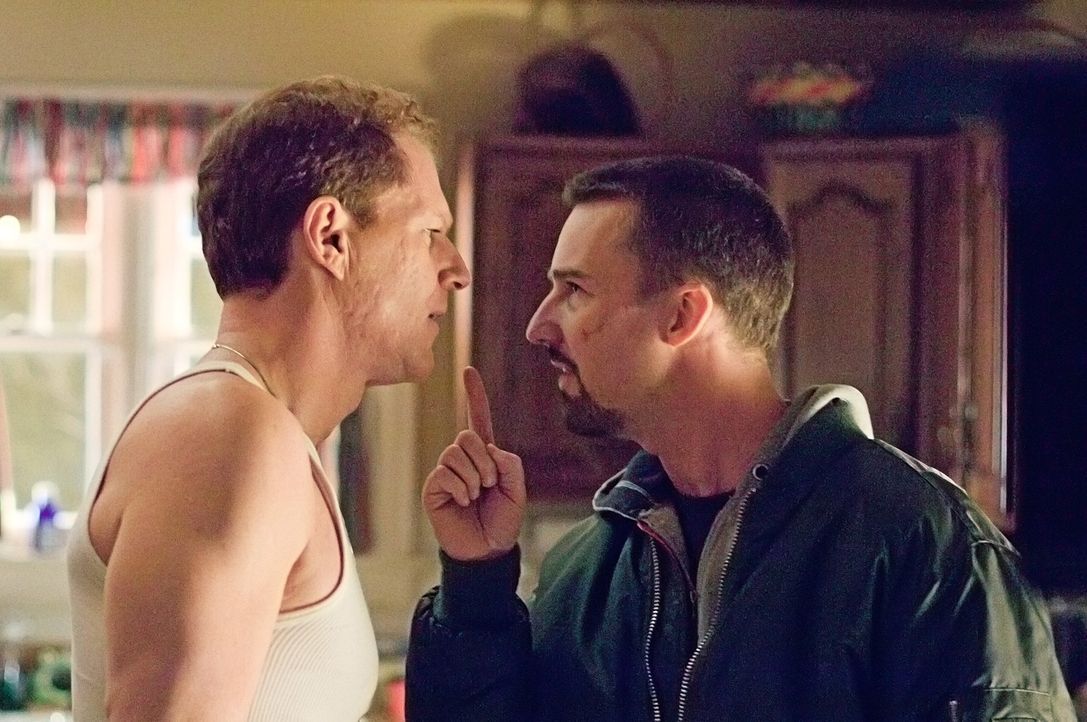 Schon bald kommt bei Detective Ray Tierney (Edward Norton, r.) der Verdacht auf, dass sein Bruder Francis (Noah Emmerich, l.) und sein Schwager in d... - Bildquelle: 2008   Warner Brothers