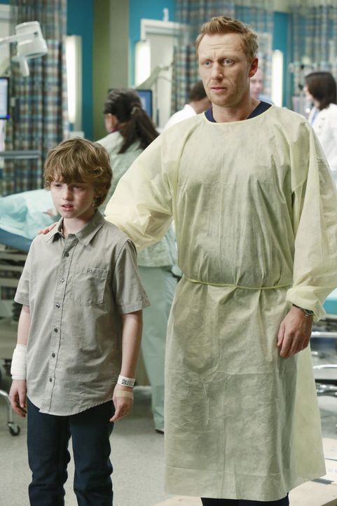 Owen (Kevin McKidd, r.) sorgt sich um die Eltern von Ethan (Kyle Silverstein, r.). Sie sind schwer verletzt und kämpfen ums Überleben ... - Bildquelle: ABC Studios