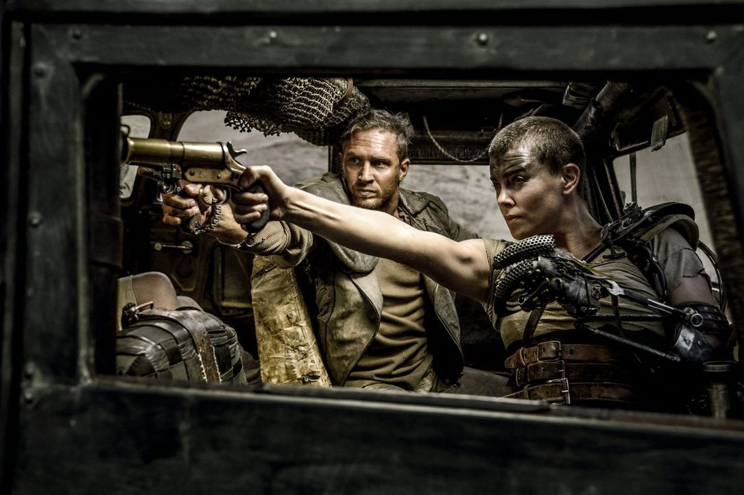 Max (Tom Hardy, l.) ist ständig auf der Flucht, vor den Lebenden und vor den Erinnerungen an die Toten. Als er dann auf Imperator Furiosa (Charlize... - Bildquelle: 2015 Warner Bros.