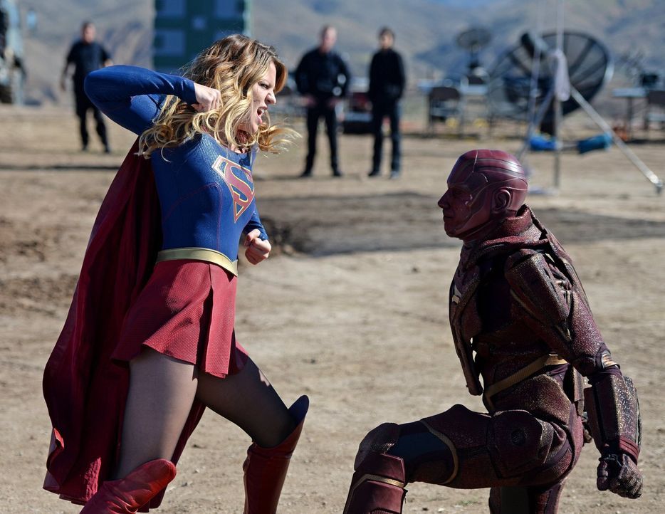 Beim Übungskampf gegen den Militär-Cybord Red Tornado (Iddo Goldberg, r.) kann Kara (Melissa Benoist, l.) ihre angestaute Wut nicht kontrollieren un... - Bildquelle: 2015 Warner Bros. Entertainment, Inc.