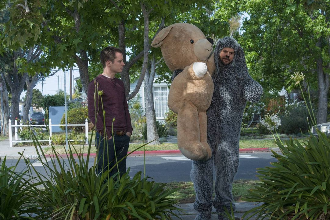 Der Trip zum Tierarzt ist für Wilfred (Jason Gann, r.) und Ryan (Elijah Wood, l.) noch ein Spaß. Bald sollte ihnen dieser vergehen ... - Bildquelle: 2014 Fox and its related entities.  All rights reserved.