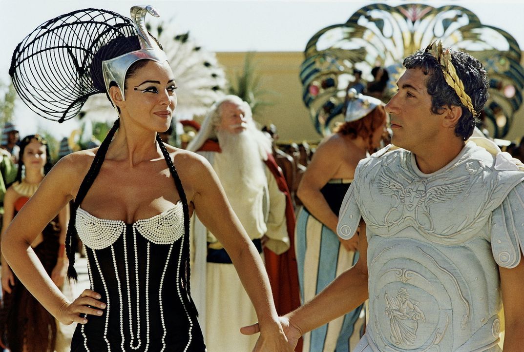 Um Julius Caesar (Alain Chabat, r.) zu beeindrucken, lässt sich Königin Cleopatra (Monica Bellucci, l.) auf eine gewagte Wette ein ... - Bildquelle: Tobis StudioCanal