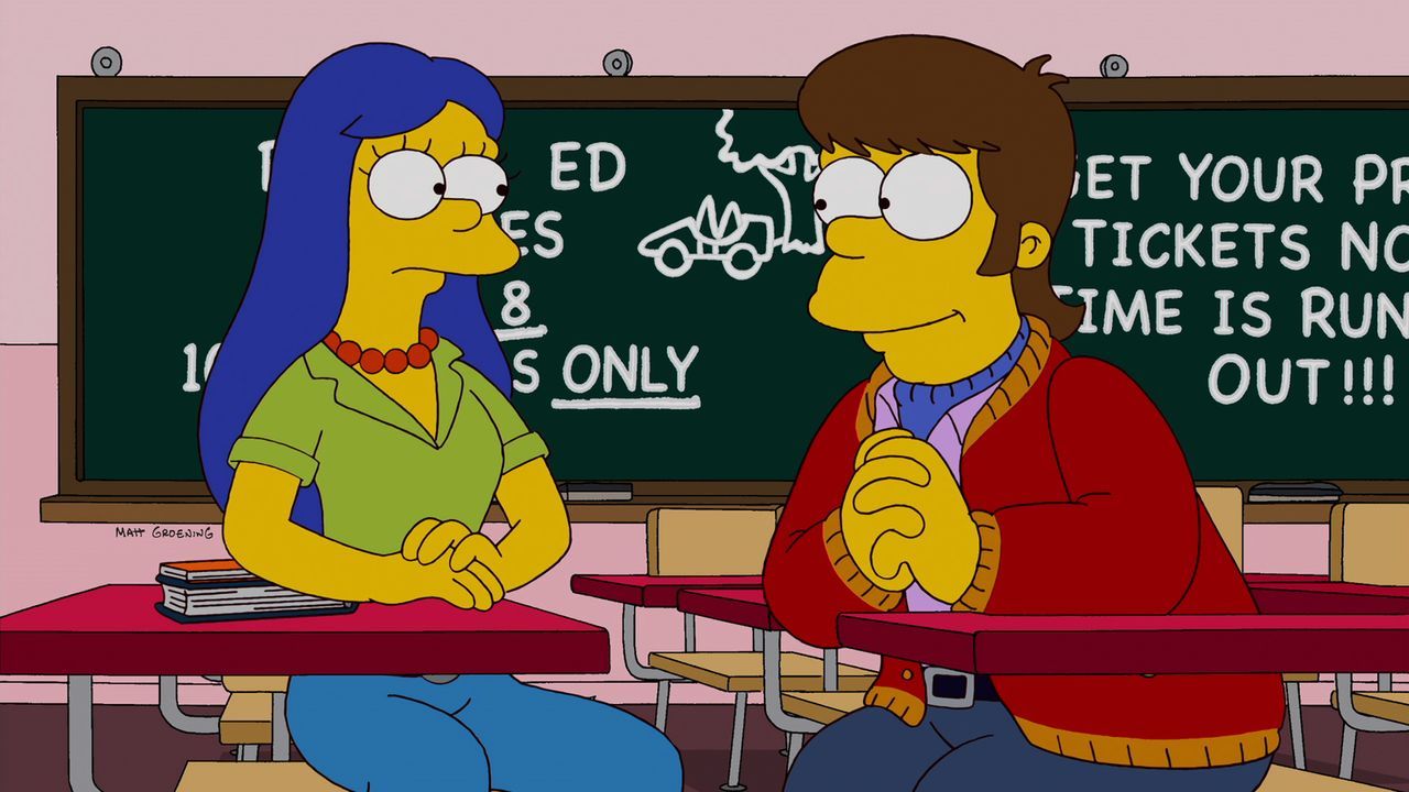 Bart reist ins Jahr 1974, wo er ein heutzutage seltenes Comicheft zum Coverpreis kauft, aber gleichzeitig unterbindet, dass Marge (l.) und Homer (r.... - Bildquelle: 2012-2013 Fox and its related entities. All rights reserved