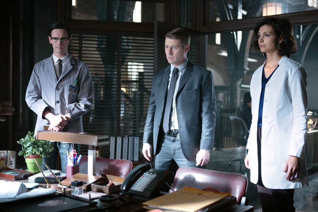 Während Fish Mooney weiter die Unterwelt anführt, ermitteln Jim Gordon (Ben McKenzie, M.), Leslie Thompkins (Morena Baccarin, r.) und Edward Nygma (... - Bildquelle: Warner Bros. Entertainment, Inc.