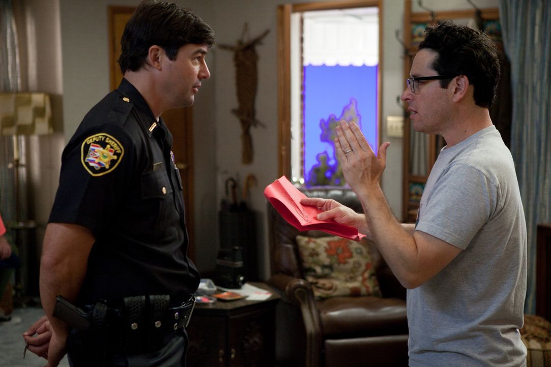 J.J. Abrams, r. am Set von SUPER 8 mit seinem Hauptdarsteller Kyle Chandler, l. ... - Bildquelle: PARAMOUNT PICTURES. All Rights Reserved