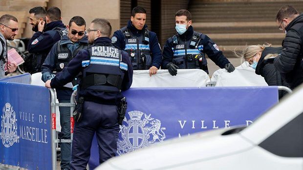 Mann bedroht Polizisten mit Messer