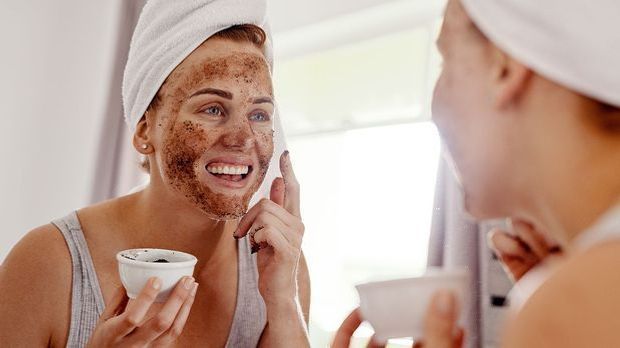 Eine wohltuende Gesichtsmaske pflegt deine Haut und reinigt dein Gesicht vor...
