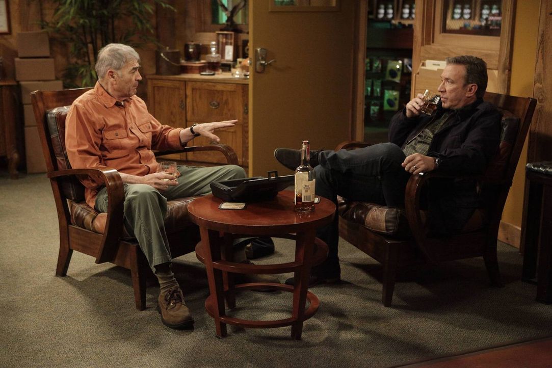 Nachdem Bud (Robert Forster, l.) vor seinem eigenen Laden angegriffen wurde, will Mike (Tim Allen, r.) ihm beibringen, wie er sich besser schützen k... - Bildquelle: 2014 Twentieth Century Fox Film Corporation. All rights reserved.