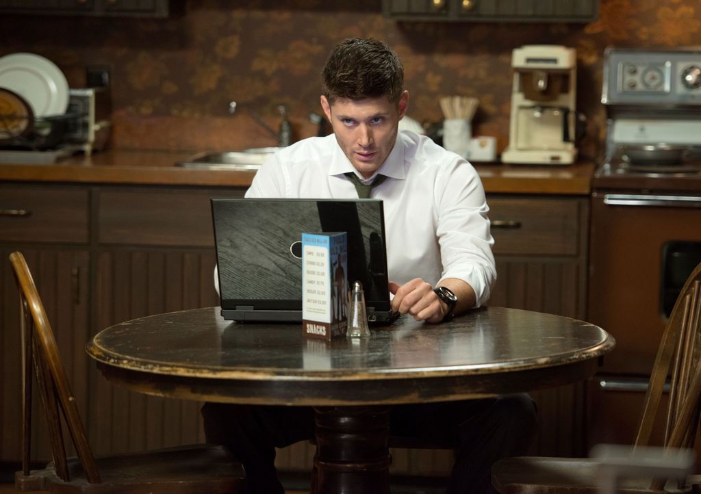 Dean (Jensen Ackles) ist sich sicher, dass ein Geist Schuld am Tod eines jungen Mädchens ist - doch dieses Mal scheint er auch seinen Feinden, den G... - Bildquelle: 2013 Warner Brothers