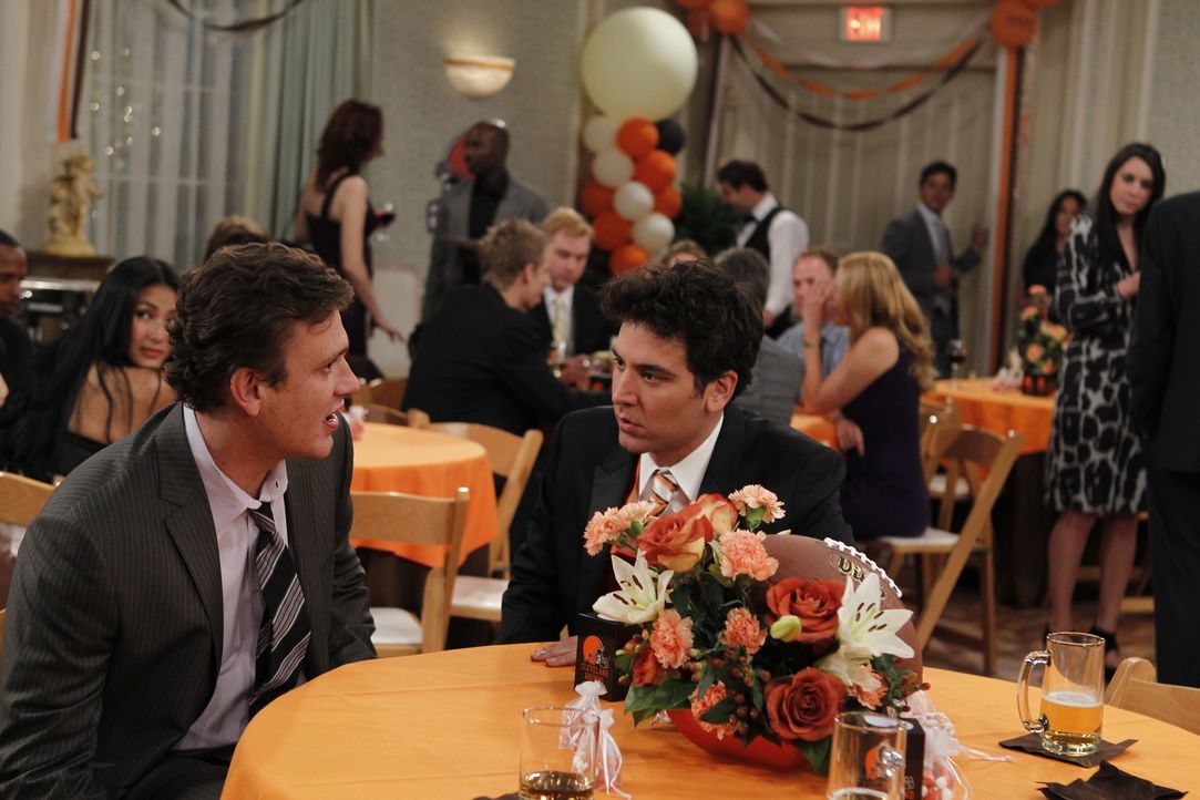 Während sich Barney für seine Hochzeit vorbereitet, schwelgen er und Ted (Josh Radnor, r.) in Erinnerungen und denken daran, wie Marshall (Jason S... - Bildquelle: 20th Century Fox International Television