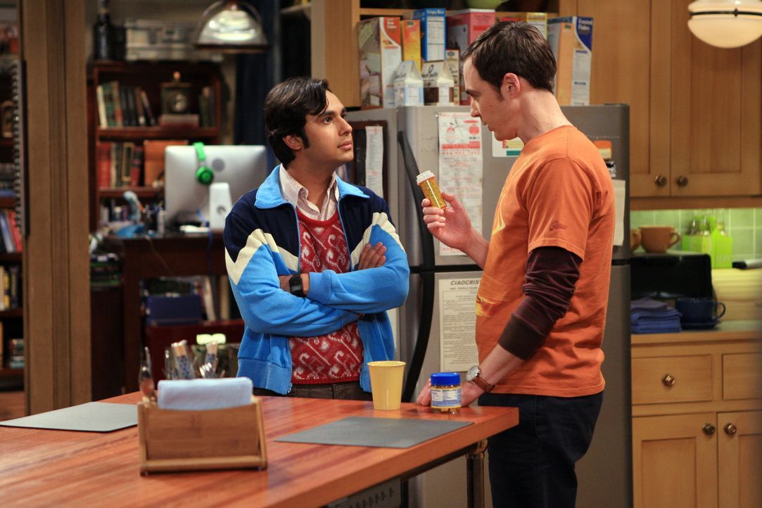 Raj (Kunal Nayyar, l.) versucht, seine Angststörung zu heilen und bittet Sheldon (Jim Parsons, r.) um Hilfe ... - Bildquelle: Warner Bros. Television