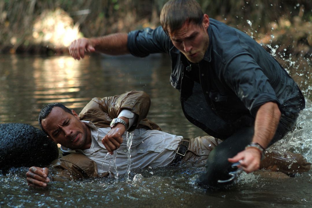Beck (Dwayne Johnson, l.) und Travis (Seann William Scott, r.) stehen zwischen den Fronten in einem erbitterten Kampf zwischen einer Rebellentruppe... - Bildquelle: 2004 Sony Pictures Television International. All Rights Reserved.
