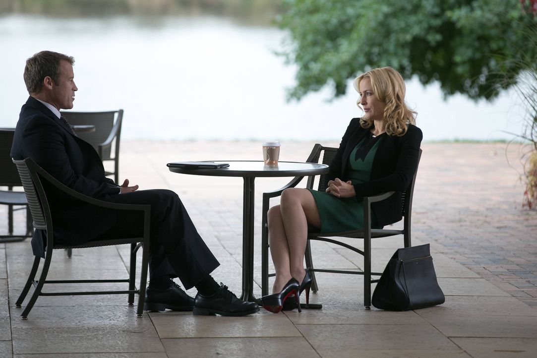 Was haben CIA Director Widener (Mark Valley, l.) und Meg Fitch (Gillian Anderson, r.) miteinander zu tun? - Bildquelle: 2013-2014 NBC Universal Media, LLC. All rights reserved.
