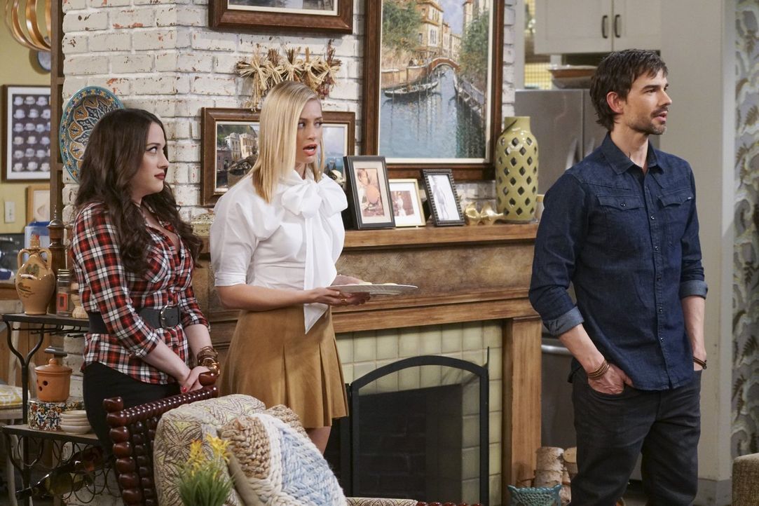Eigentlich läuft zwischen Caroline (Beth Behrs, M.) und Bobby (Christopher Gorham, r.) alles bestens. Sogar so gut, dass er sie und Max (Kat Denning... - Bildquelle: Warner Bros. Television