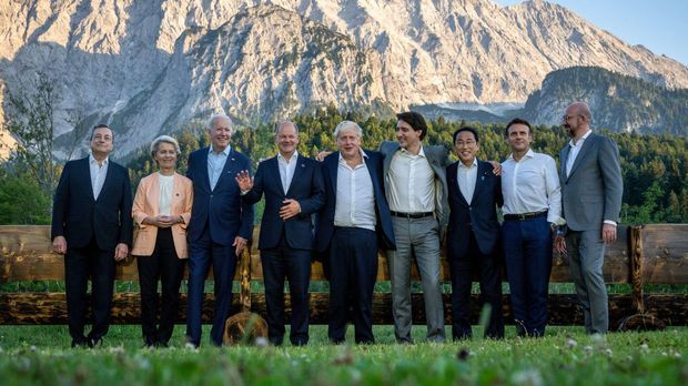 G7-Chefs posieren vor legendärer Holzbank