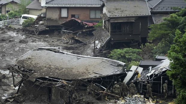 Dutzende Menschen nach Schlammlawine in Japan vermisst