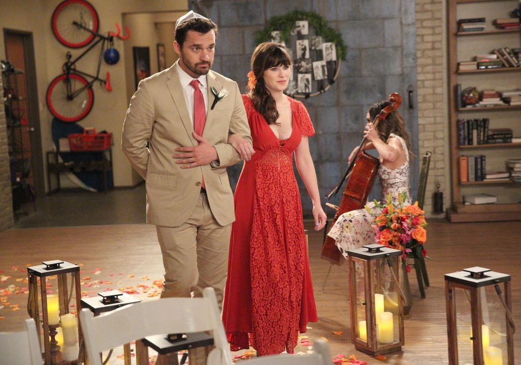 Nick (Jake Johnson, l.) und Jess (Zooey Deschanel, r.) entschließen sich dazu, zusammen zur Hochzeit ihrer Freunde zu gehen, um nicht alleine dazust... - Bildquelle: Adam Taylor 2016 Fox and its related entities.  All rights reserved. / Adam Taylor