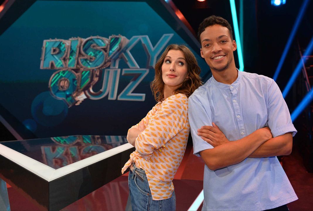 No risk, no fun! Jeannine Michaelsen (l.) und Aurel Mertz (r.) moderieren die Quiz-Comedy-Show "Risky Quiz"  ... - Bildquelle: Willi Weber ProSieben