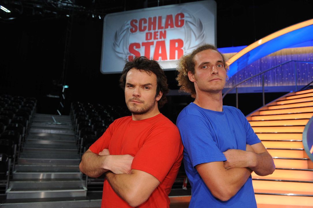 TV-Koch Steffen Henssler (l.) stellt sich in "Schlag den Star" im Duell aus bis zu neun Spielen seinem Herausforderer (r.) ... - Bildquelle: Willi Weber ProSieben
