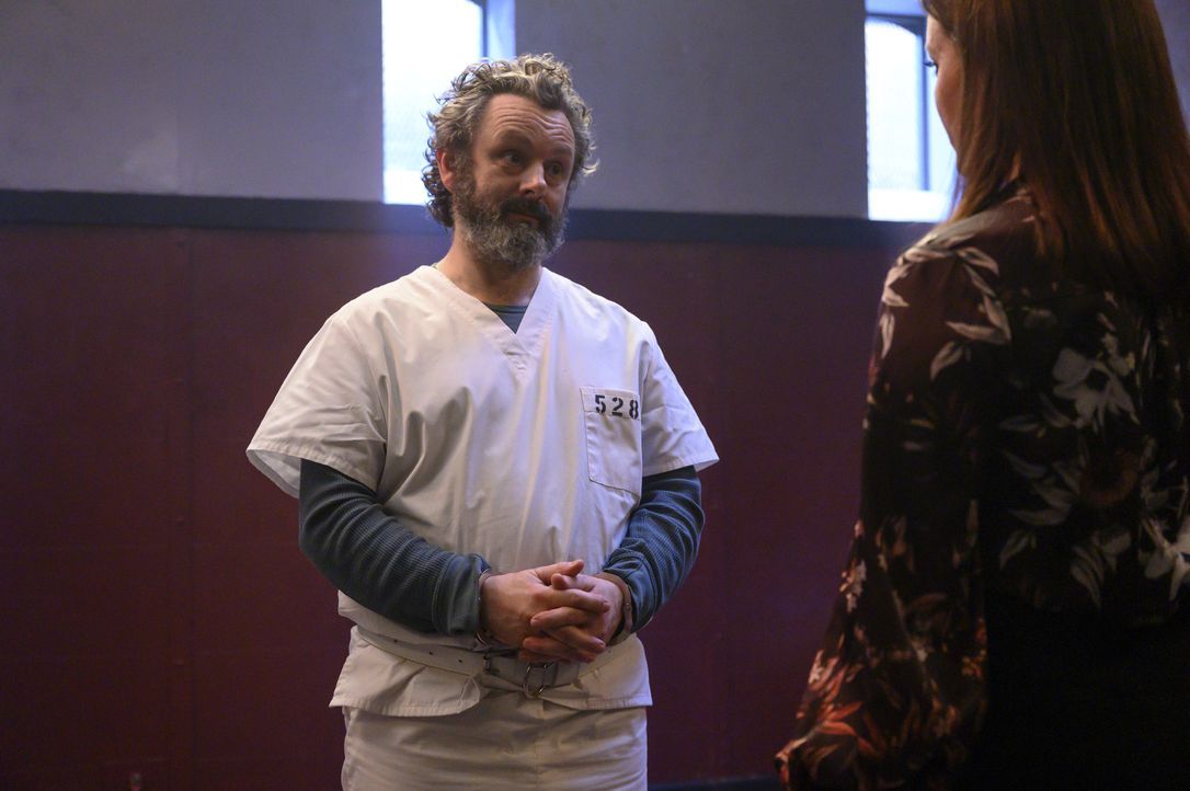 Dr. Martin Whitly (Michael Sheen, l.); Jessica Whitly (Bellamy Young .r.) - Bildquelle: © 2020 Warner Bros. Entertainment Inc. All Rights Reserved.