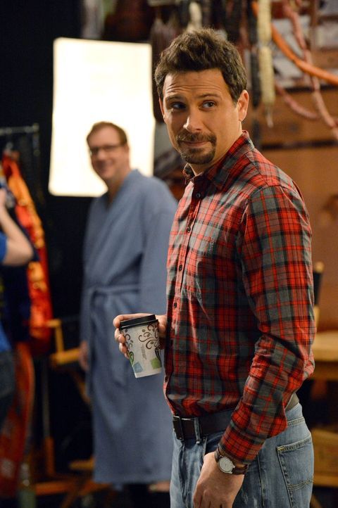 George (Jeremy Sisto) willigt ein, bei einem "Väter von Chatswin"-Kalender mitzumachen. Als er zunehmend besessen von seinem Körper ist, entfremdet... - Bildquelle: Warner Brothers