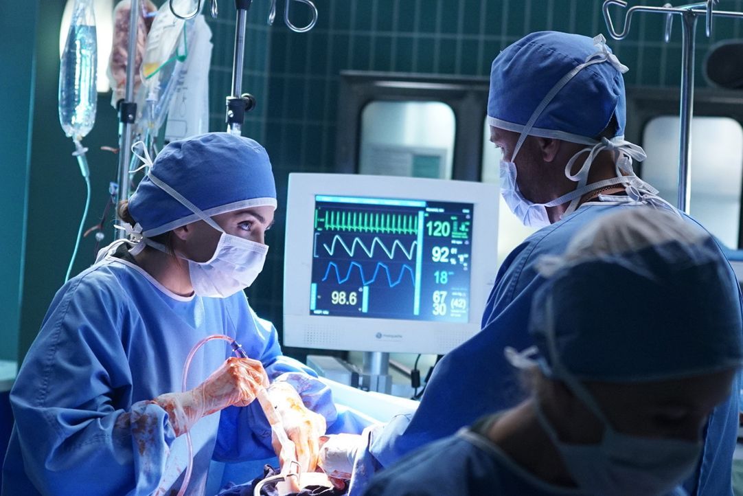 Werden Dr. Pinkney (Jillian Murray, l.) und Willis (Rob Lowe, r.) Amandas Stiefsohn verlieren? - Bildquelle: Monty Brinton 2015 ABC Studios