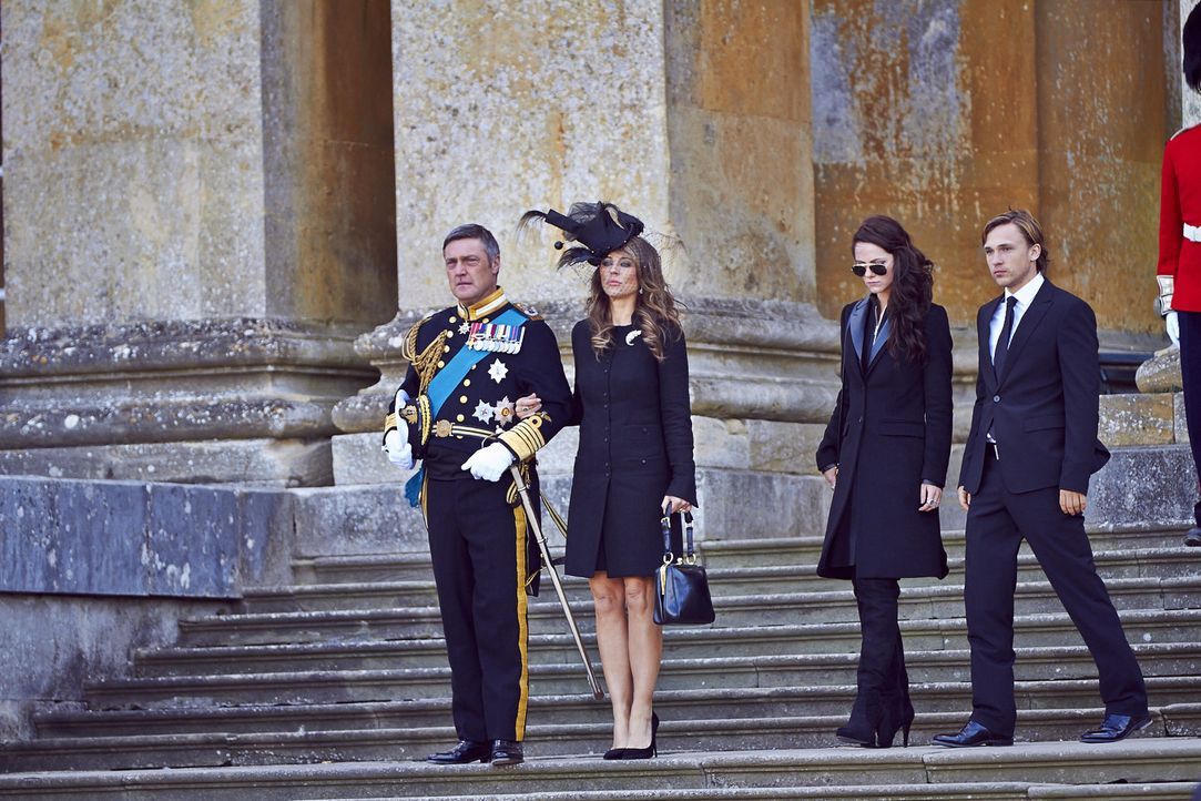 Müssen einen schweren Schicksalsschlag verkraften: König Simon (Vincent Regan, l.), Königin Helena (Elizabeth Hurley, 2.v.l.), Prinzessin Eleanor (A... - Bildquelle: 2014 E! Entertainment Media LLC/Lions Gate Television Inc.