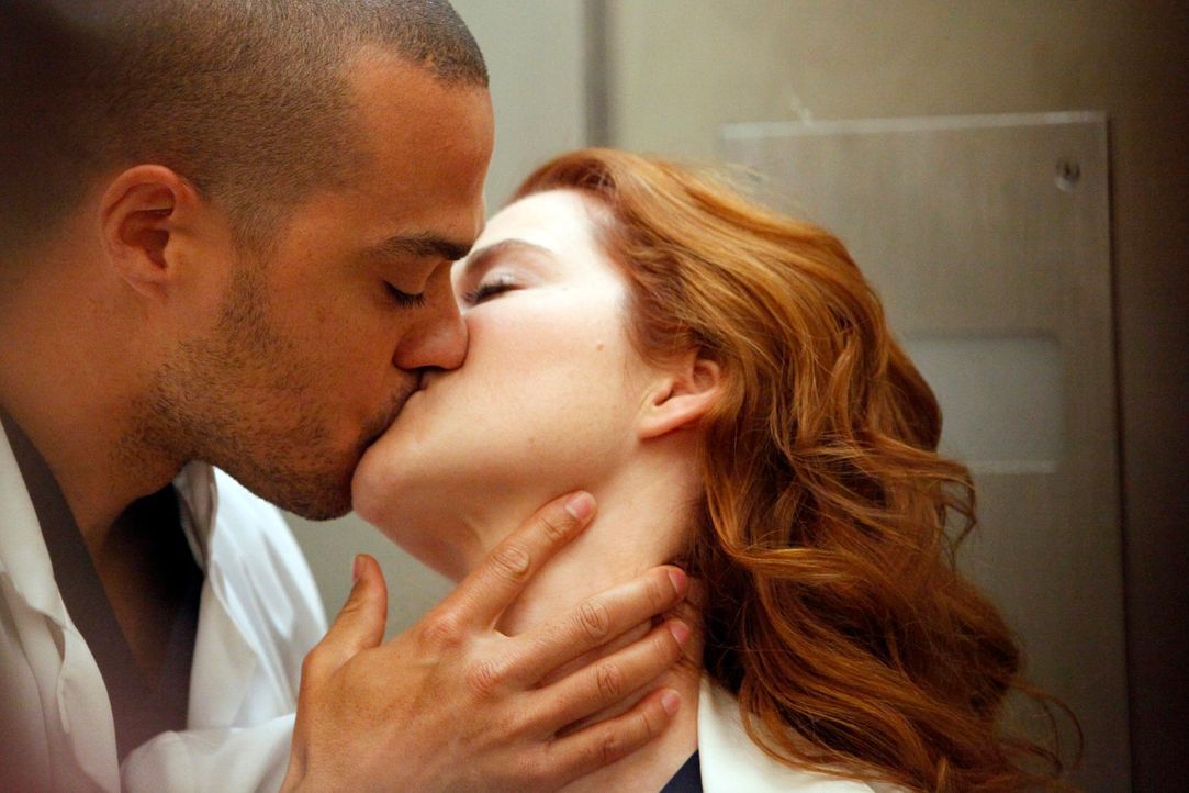 Sind sehr glücklich miteinander: Jackson (Jesse Williams, l.) und April (Sarah Drew, r.) ... - Bildquelle: ABC Studios