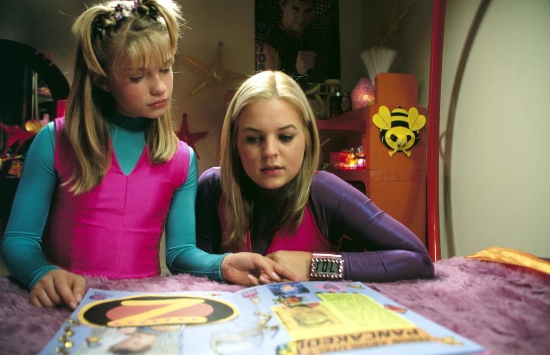 Als Dasha (Alyson Morgan, l.) ihr Idol Zenon (Kirsten Storms, r.) kennen lernt, setzt sie alles daran, ihr "Mini-Me" zu werden ... - Bildquelle: The Disney Channel