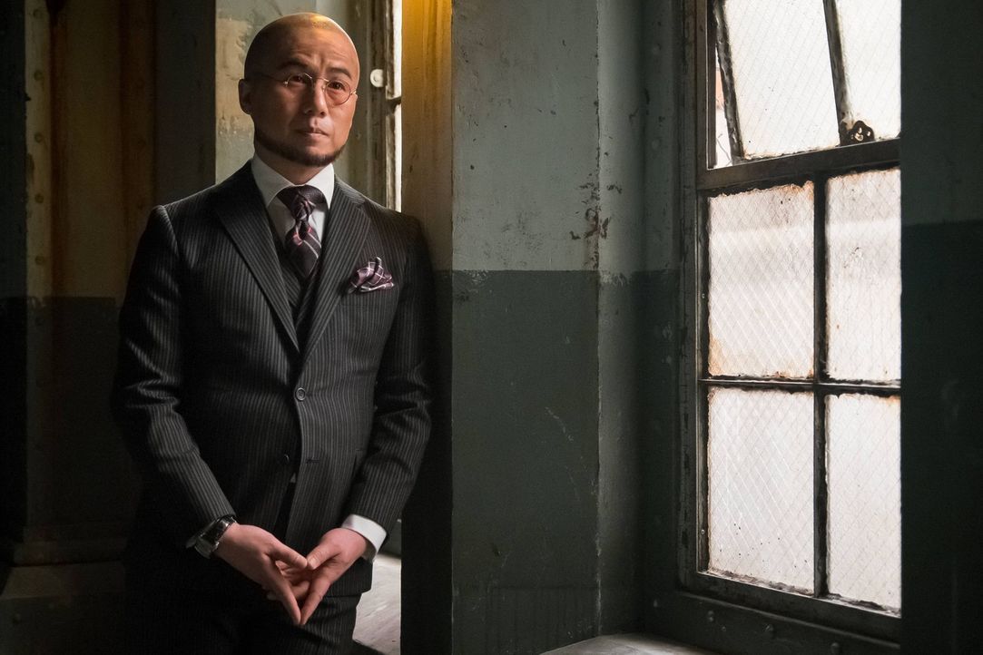 Bullock und Gordon sind weiterhin auf der Suche nach Azrael. Die Spur führt zu Dr. Strange (B.D. Wong). Doch der hat bereits alle möglichen Beweise... - Bildquelle: Warner Brothers